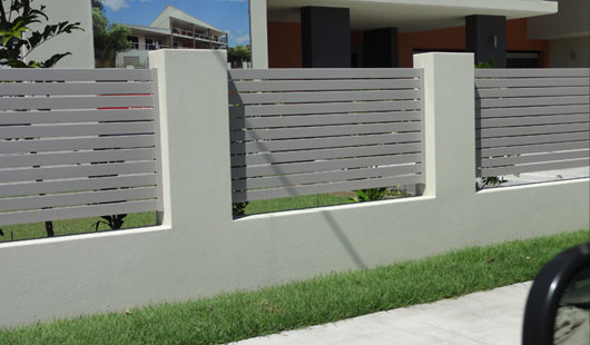 Nundah – Horizontal aluminium slats between block piers